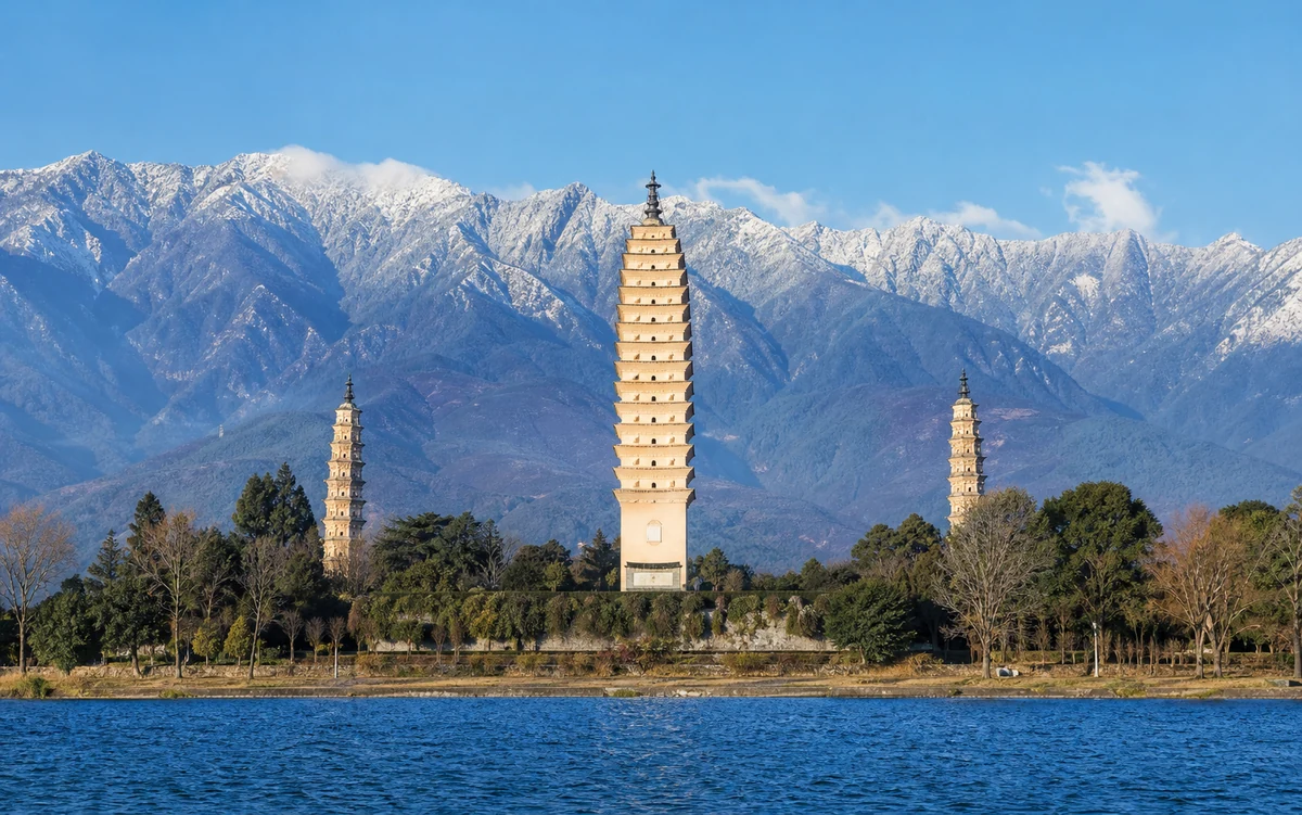 Dali's Three Pagodas between Cangshan mountain and open sky